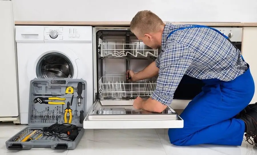 Güdül Finlux servisi teknisyen ekibi beyaz eşya tamiri yaparken